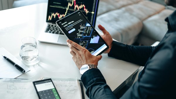 How to install and configure a PCIe capture card for live streaming on a custom-built PC with OBS Studio?